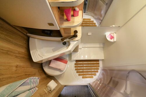 La surface compacte n’aurait pu être mieux exploitée, puisque l’espace sanitaires offre tout l’essentiel.