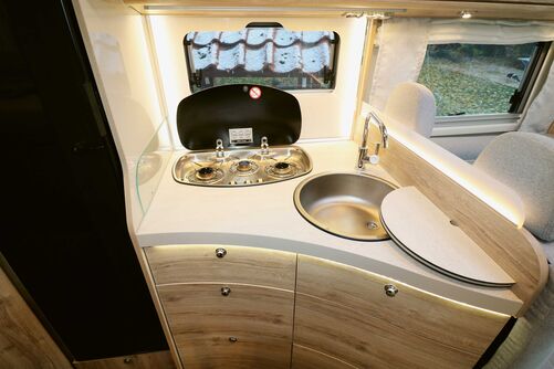 La plaque trois feux avec couvercle en verre et l’évier rond avec couvercle planche à découper sont placés de manière optimale dans le plan de travail.