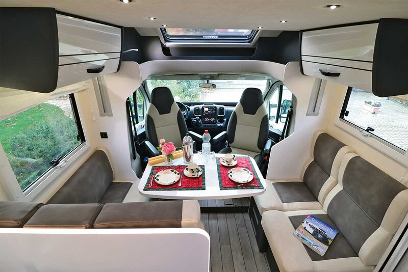 La dînette du T 699 HB offre beaucoup d’espace et de confort, même à ­plusieurs, tandis que l’intérieur moderne séduit avec ses ­diverses nuances de couleurs.