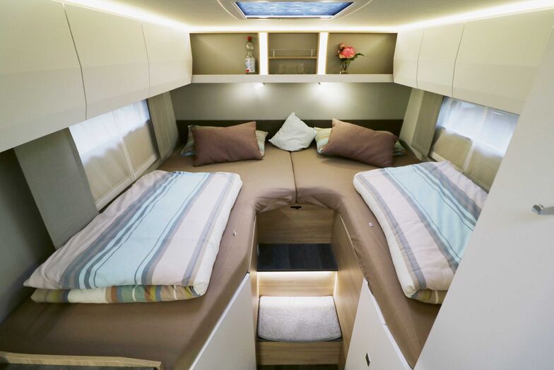 Les matelas en mousse haute densité de forme optimale offrent un sommeil réparateur, et la liberté de mouvement est également satisfaisante. Il manque cependant une séparation avec l’espace à vivre.