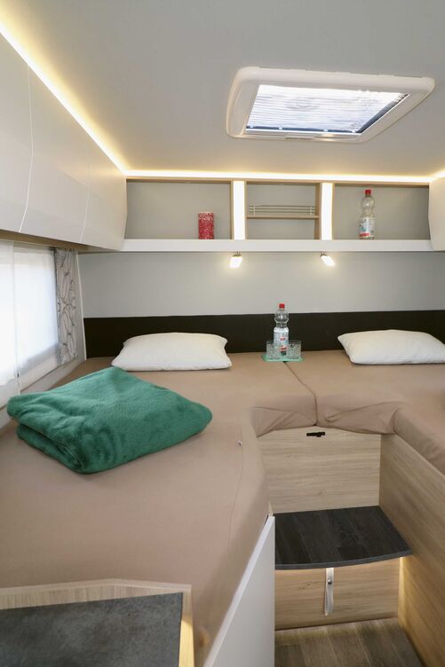 Les matelas en mousse haute densité de forme optimale offrent un sommeil réparateur sur des sommiers en tissu, et la liberté de mouvement est également satisfaisante. Il manque cependant une séparation avec l’espace à vivre.