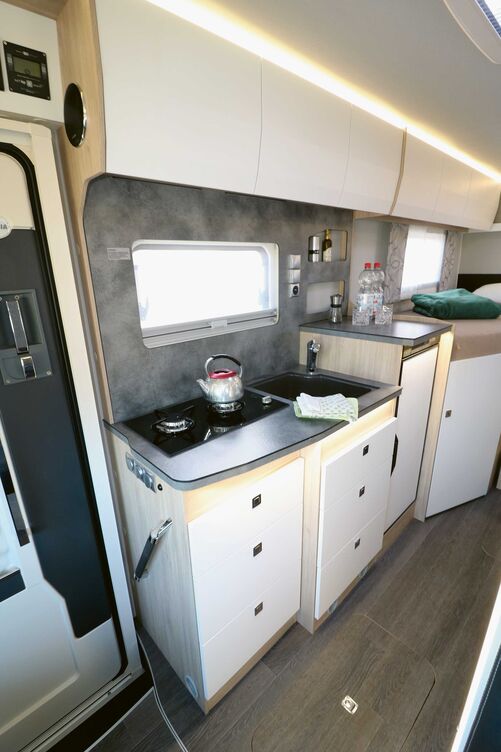 La cuisine du Neo Black Line séduit par son allure élégante et son plan de travail surélevé au-dessus du réfrigérateur à compresseur 84 litres.