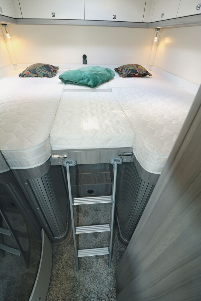 Placez le coussin supplémentaire et accrochez l’échelle : ça y est, vous avez un grand couchage.