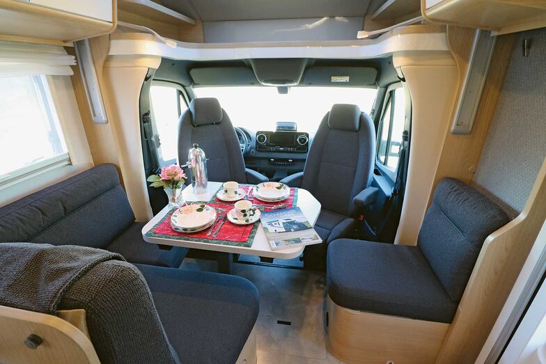 Parfaitement réalisée, la dînette placée autour de la table réglable séduit par son espace et son confort.