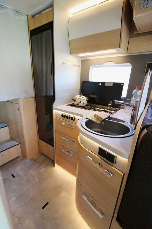 L’élégante cuisine marque des points avec son robuste plan de travail, ses nombreux espaces de rangement et ses divers éléments d’éclairage.