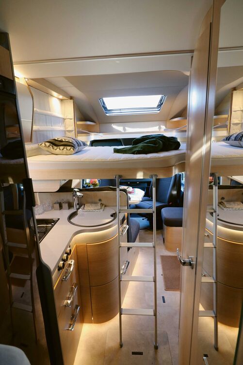 La robuste échelle en aluminium permet d’accéder facilement au lit pavillon.