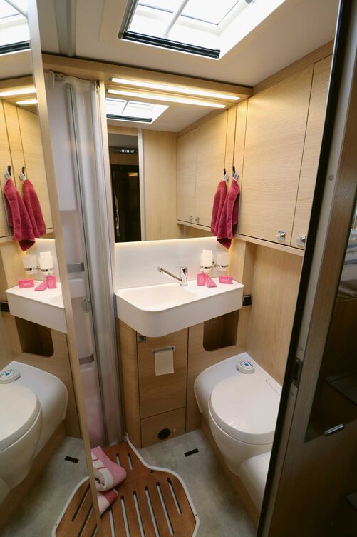 Le lavabo limite quelque peu l’espace d’assise sur le W.C.