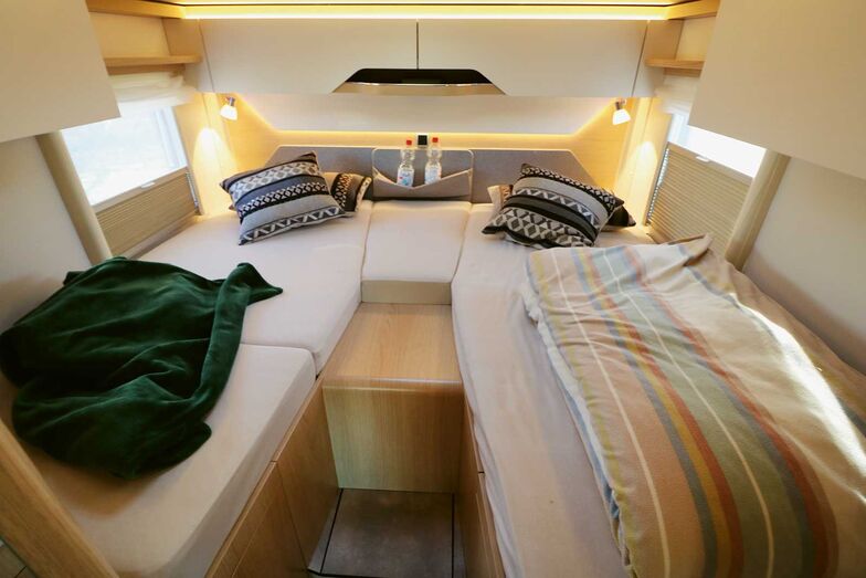 La chambre au-dessus du garage arrière est élégante et facile d’accès grâce à deux grandes marches.