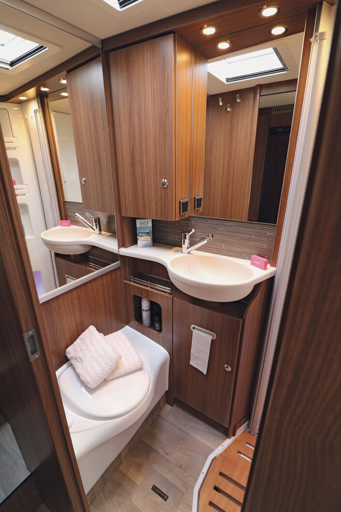 Avec son aménagement élégant et son équipement complet, l’espace sanitaires répond à toutes les attentes.