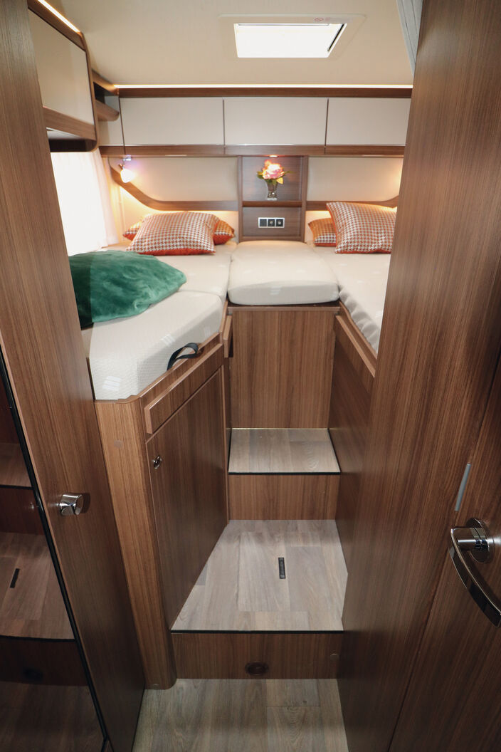 La chambre arrière séduit par ses lits confortables, sa bonne liberté de mouvement, son aménagement fonctionnel et ses nombreuses sources de lumière.