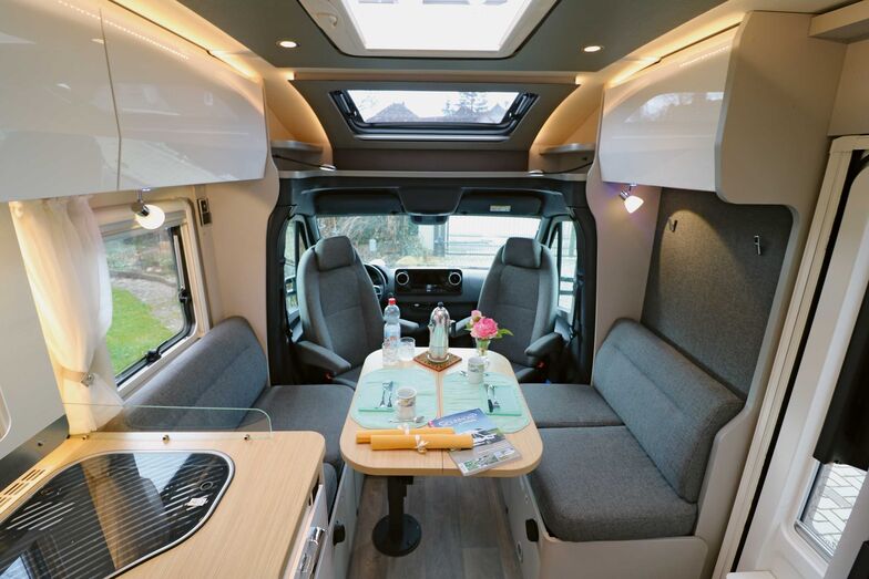 Actuellement très appréciée, la dînette en longueur crée une ambiance très chaleureuse avec le grand lanterneau.