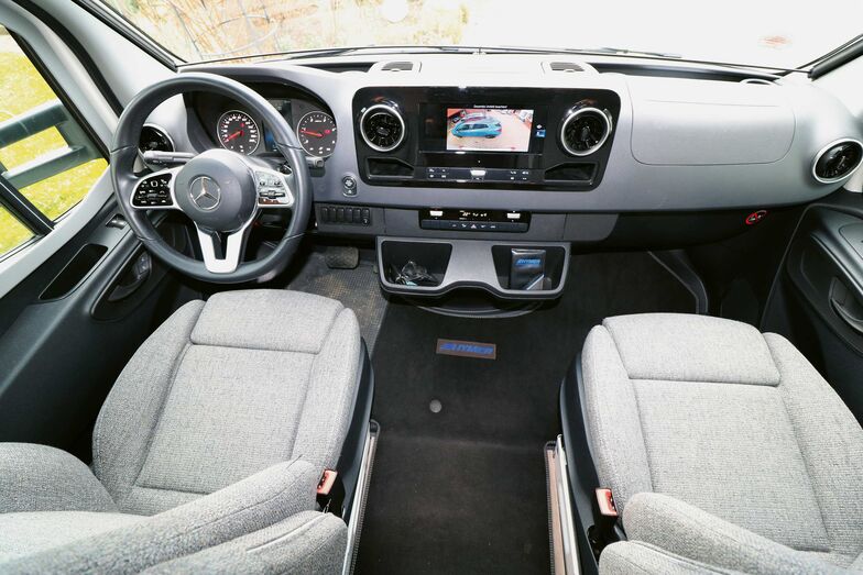 Le tableau de bord du Mercedes Sprinter atteint presque un niveau automobile et offre tous les équipements importants.