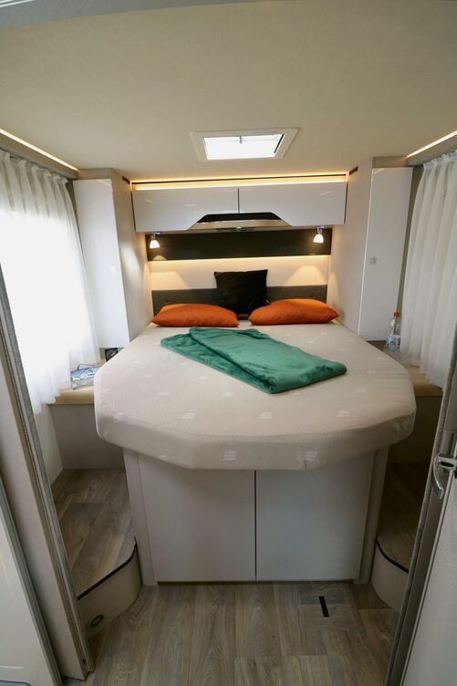 La chambre a tout pour plaire avec de hautes fenêtres latérales et un mobilier élégant. Le lit est néanmoins un peu trop court.