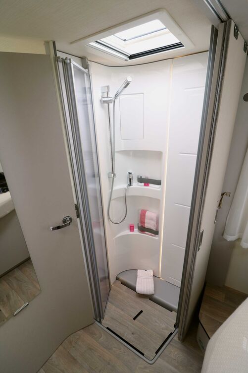 L’espace douche séparé séduit également par son large accès et son plateau pratique en cas de non-utilisation.