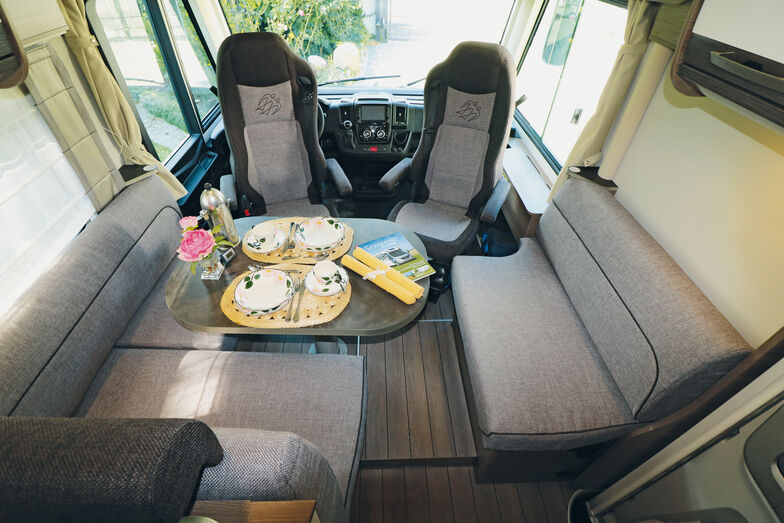 L’espace à vivre plaît d’emblée avec sa banquette en L, sa banquette latérale, ses confortables sièges de cabine et sa table à colonne adaptable.