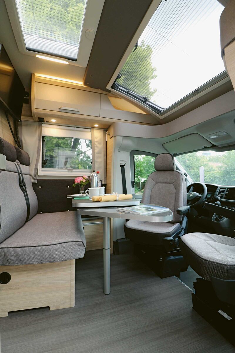 L’agréable dînette avec sièges de cabine pivotants et banquette transversale autour d’une table suspendue modulable offre suffisamment d’espace et de confort.