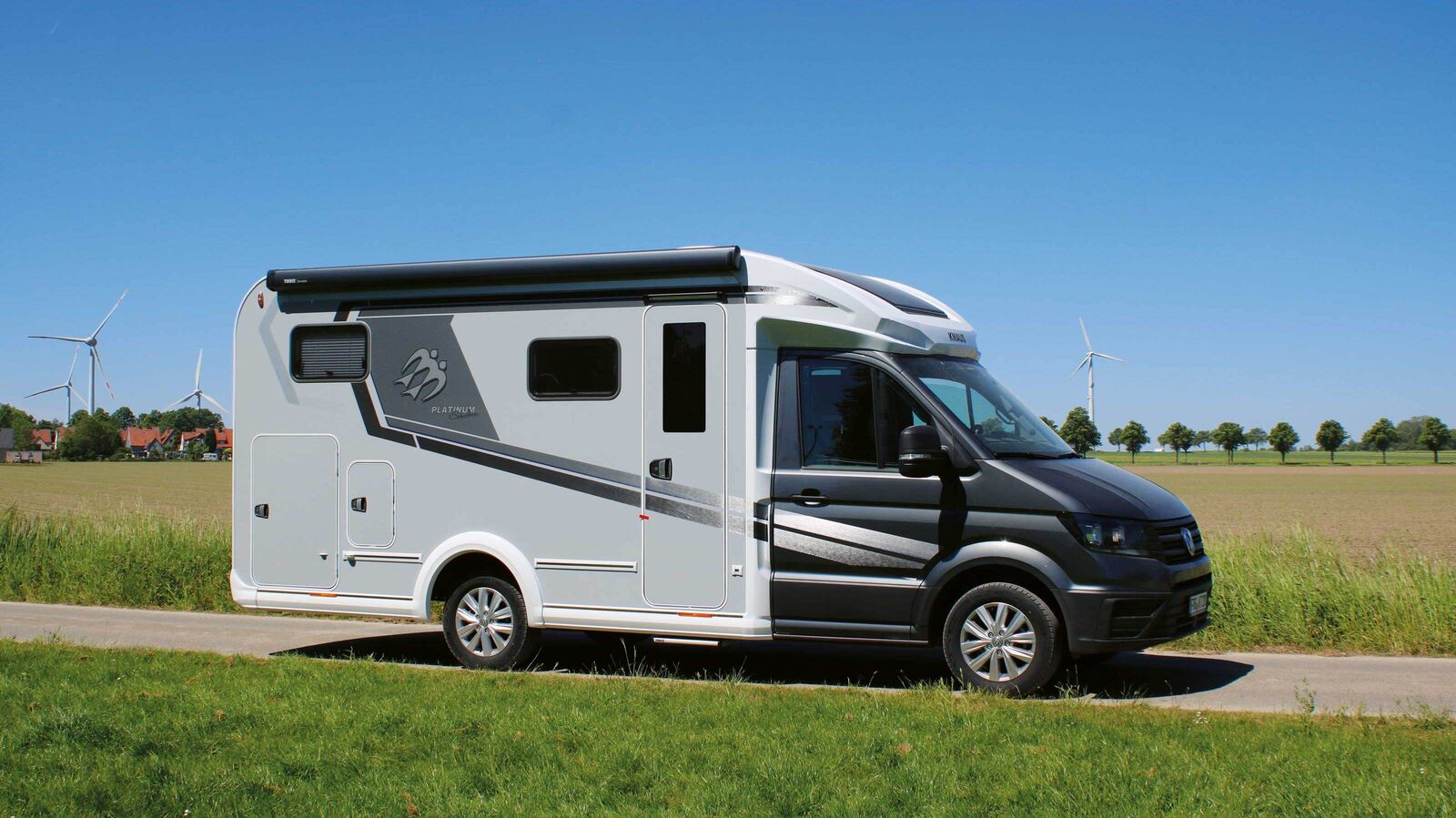 Le compact Van TI Plus 650 MEG basé sur Volkswagen Crafter avec transmission intégrale, moteur turbodiesel 177 chevaux et boîte automatique 8 vitesses brille par son dynamisme et son confort de conduite.