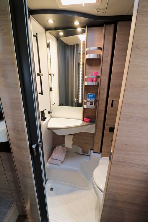 L’espace sanitaires offre tous les éléments essentiels, et l’équipement séduit par ses détails fonctionnels.