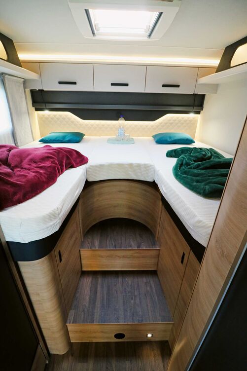 La chambre arrière offre suffisamment d’espace et de confort. Nous avons également été convaincus par les lits, dont les matelas en mousse haute densité Evopore de 11 cm d’épaisseur sont posés sur des sommiers à lattes en bois pour un sommeil réparateur.