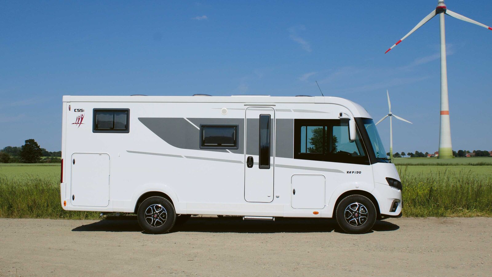 L’étroit Rapido C 55 i est réalisé selon la méthode moderne Novatech avec un habillage en GFK et présente une allure à la fois affirmée et élégante.