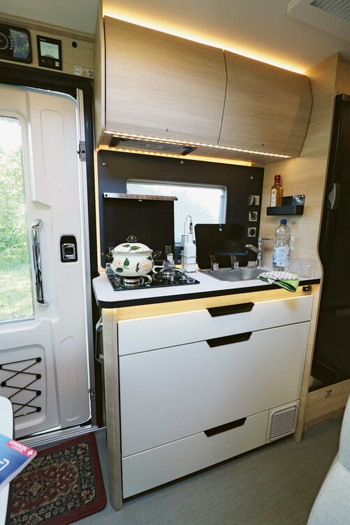 La cuisine compacte du Rapido est entièrement équipée, offre suffisamment d’espace de rangement et plaît d’emblée avec ses nombreux éléments d’éclairage.