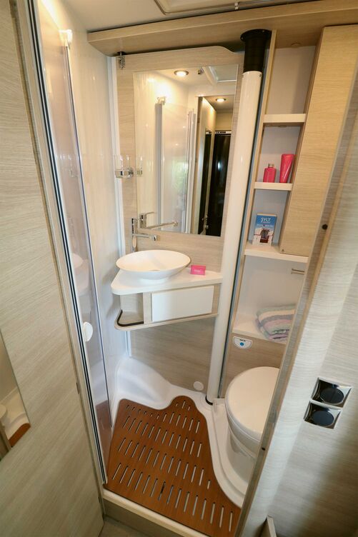 L’espace sanitaires est lumineux et agréable, offre une grande liberté de mouvement et brille par son équipement complet.
