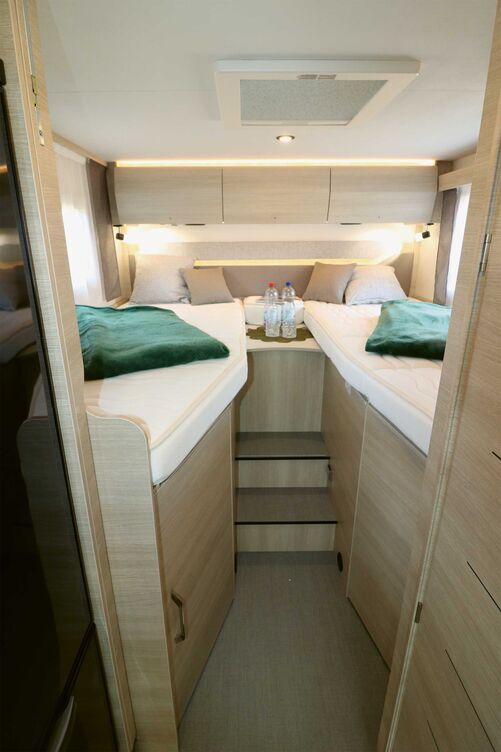 La chambre à l’arrière séduit par ses matelas particulièrement confortables, son espace, son intérieur chaleureux et ses divers éléments d’éclairage.