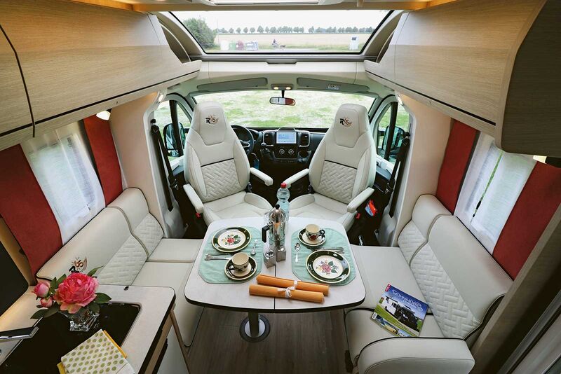 La dînette avec banquettes en longueur en face-à-face et sièges de cabine crée une ambiance agréable, renforcée par les coloris harmonieux de l’espace intérieur.