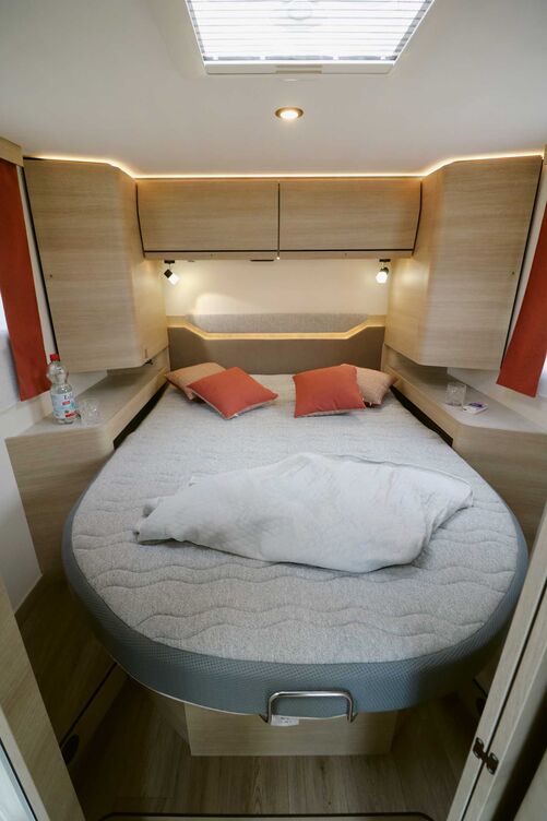 La chambre arrière séduit par son matelas Bultex particulièrement confortable, son espace adéquat, son intérieur agréable et ses divers éléments d’éclairage.