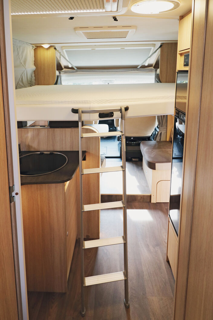 L’échelle en métal mène à un confortable lit suspendu.