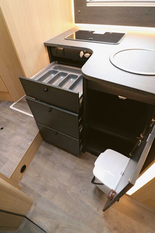 Bloc cuisine élégant avec placard bas en angle et nombreux éclairages.