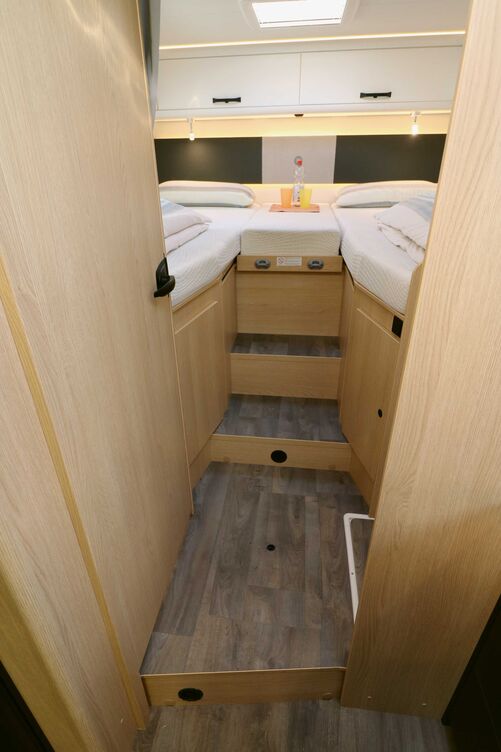 Deux marches permettent d’accéder facilement aux lits jumeaux.