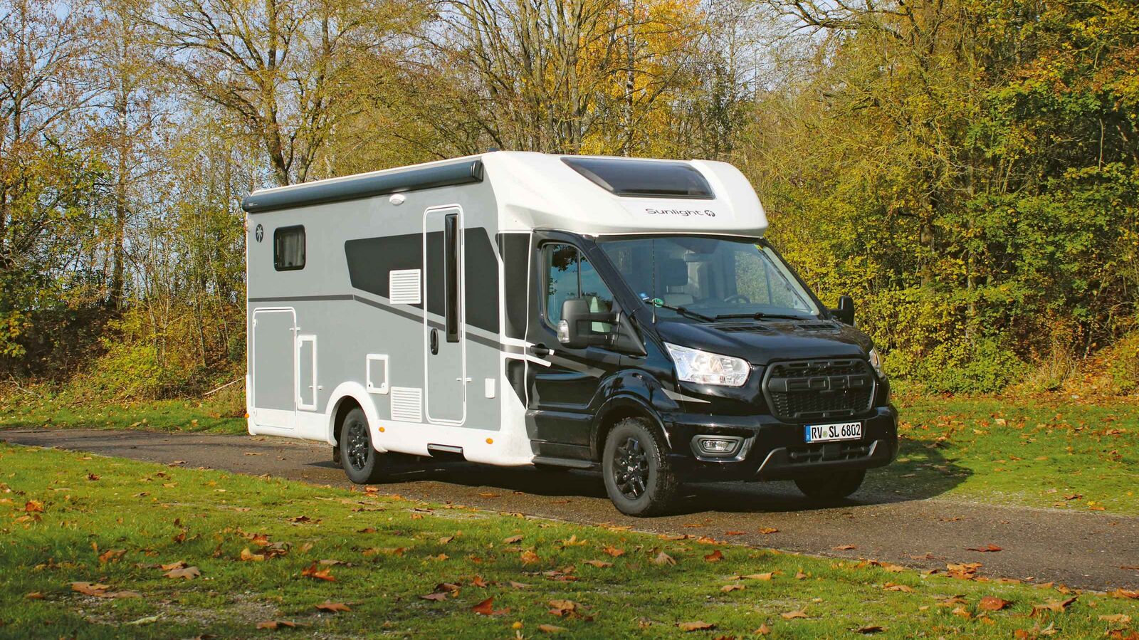 Le T 680 affiche une allure sportive et moderne avec un châssis noir métallisé et des jantes alu noires de série. La capucine de la base Ford assure par ailleurs une transition astucieuse et harmonieuse entre le châssis et la cellule.