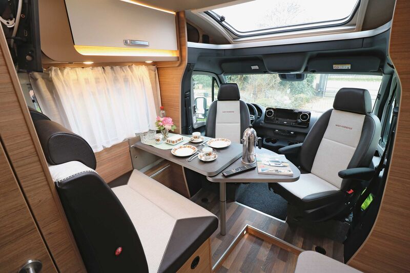 L’espace salon avec tissu exclusif active line associé à du similicuir et à des coutures décoratives spéciales plaît d’emblée.