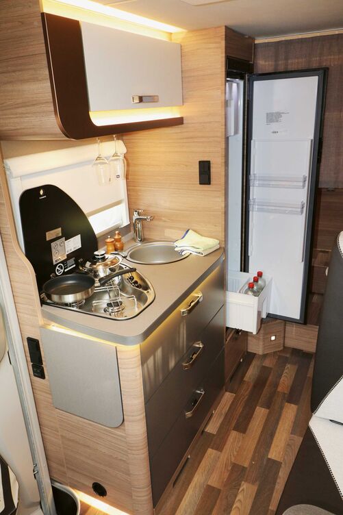 La cuisine compacte séduit aussi visuellement et peut être légèrement agrandie avec le plateau supplémentaire rabattable.