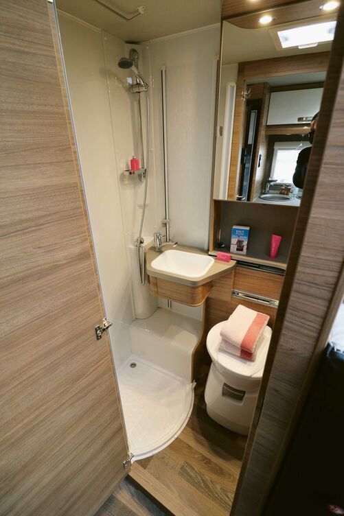 Rien à redire concernant l’équipement de la salle de bains, à la fois élégante et fonctionnelle.