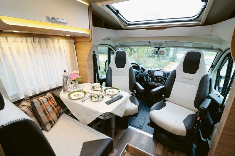 Malgré une largeur intérieure compacte, la dînette placée autour de la table suspendue séduit par son espace.