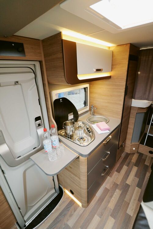 La cuisine compacte séduit aussi visuellement et peut être légèrement agrandie avec le plateau supplémentaire rabattable.