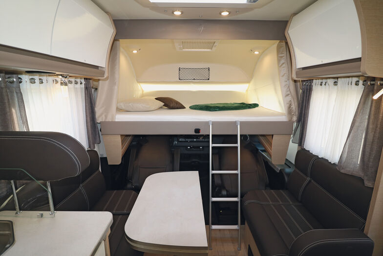 L’accès au lit escamotable facile à abaisser se fait par une échelle métallique robuste.