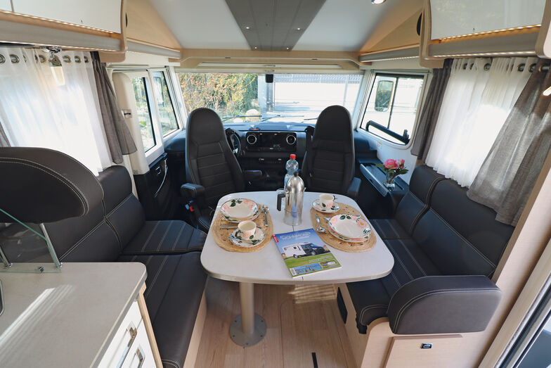 L’espace intérieur spacieux convainc immédiatement et permet d’accueillir des amis.