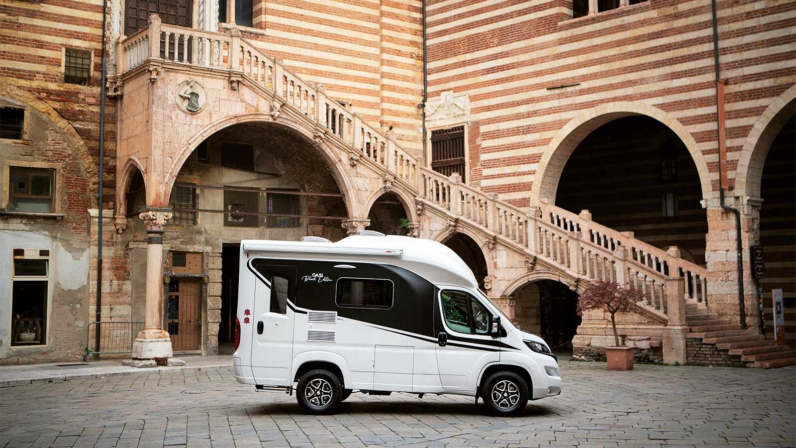 Le Wingamm Oasi 540.1 mesure 225 cm de large pour 296 de haut, avec un surplomb arrière de 147 cm.