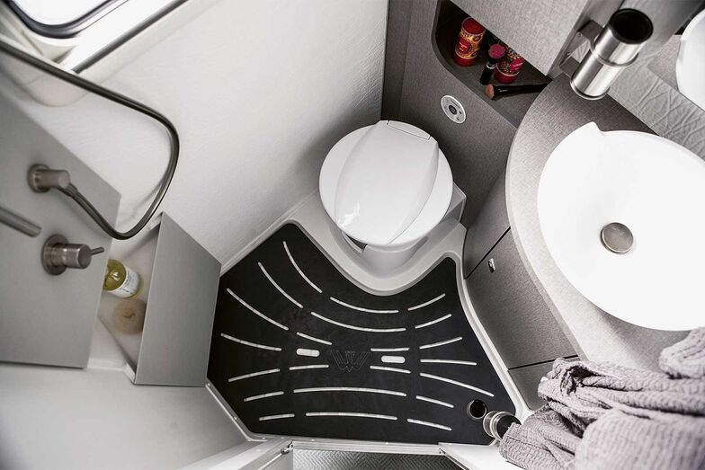 Compact et bien pensé : l’espace sanitaires de l’Oasi 540.1 avec W.C., lavabo et bac de douche en plastique renforcé de fibres de verre.