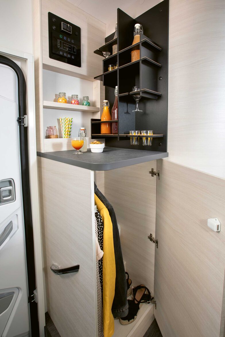 Juste à côté de l’entrée est intégré un vestiaire avec un bar au-dessus.