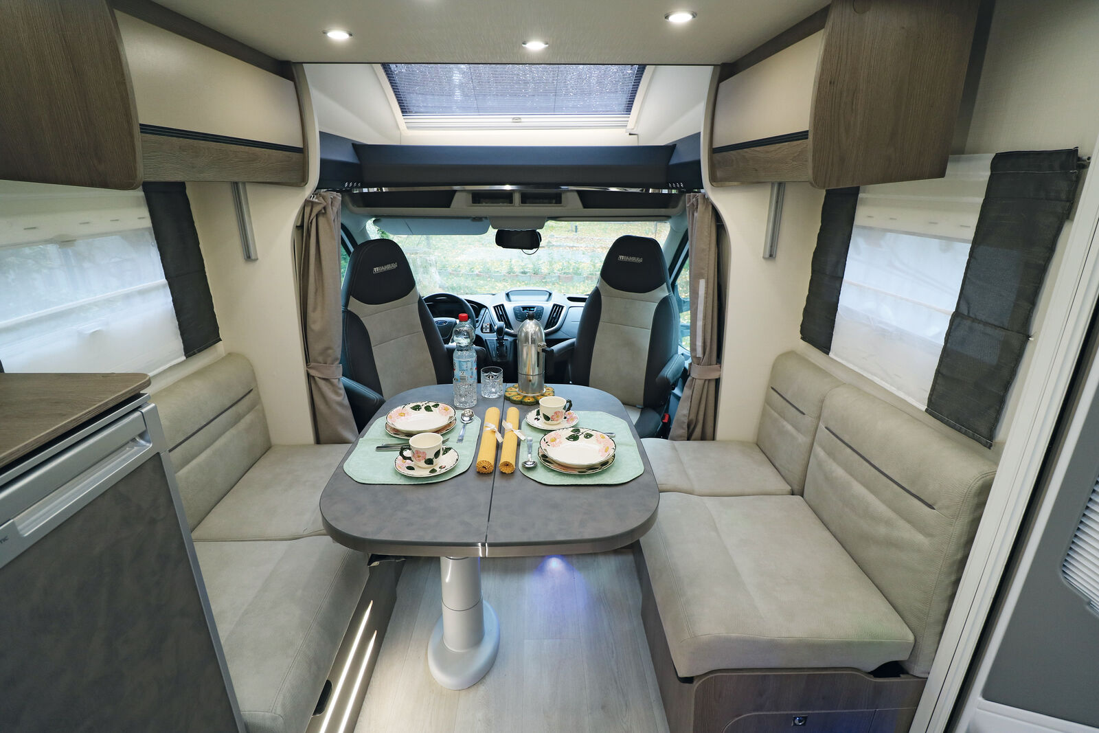 Les banquettes lounge et les sièges de la cabine créent un espace à vivre très spacieux.