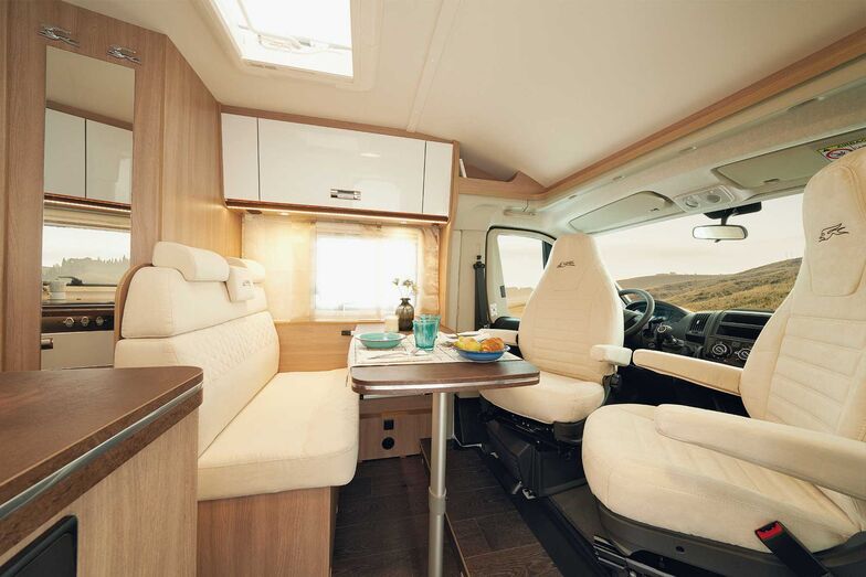 Une demi-banquette et les sièges pivotants de la cabine forment la dînette.