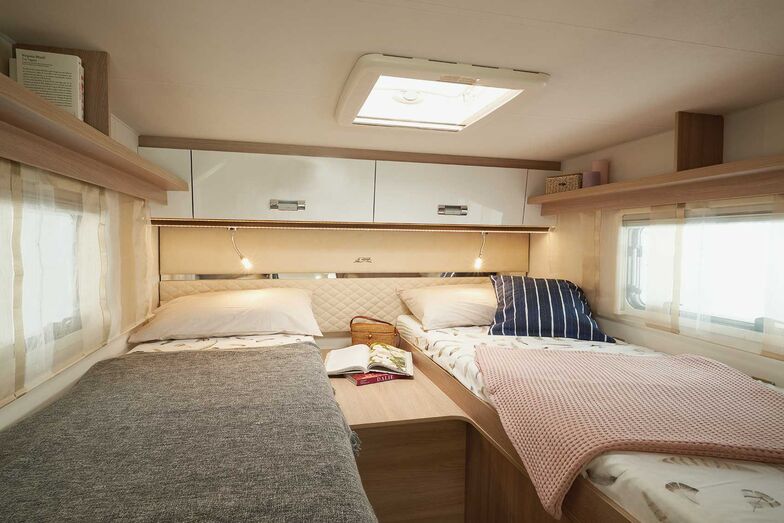 Les lits jumeaux à l’arrière peuvent être réunis en un grand lit double avec un coussin supplémentaire.