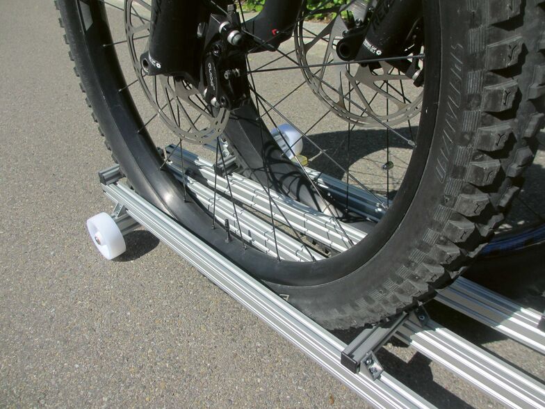 Des profilés en aluminium maintiennent les vélos.