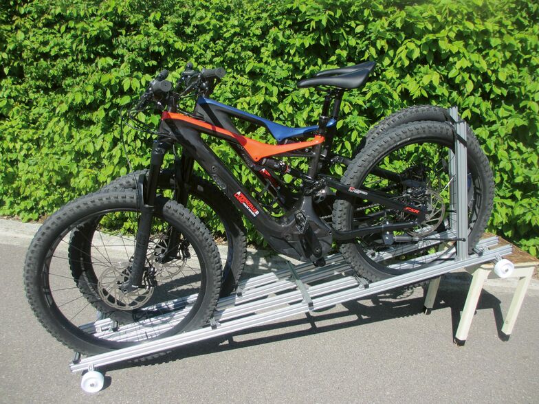 Deux vélos peuvent être placés l'un à côté de l'autre.