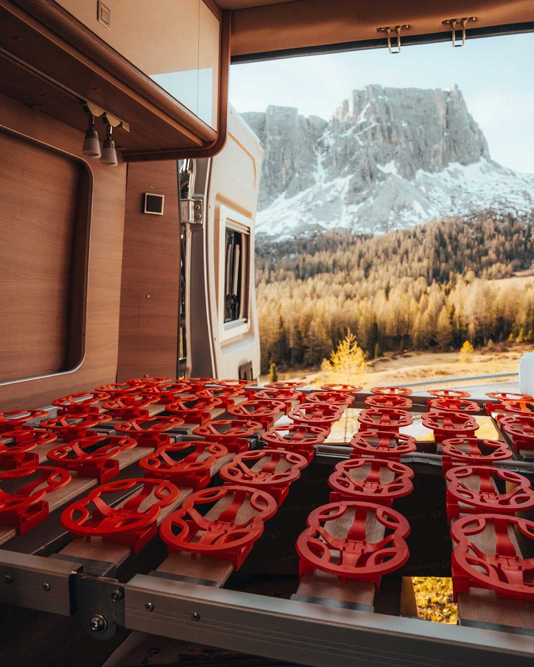 Le système « Molla » permet un montage sans outils grâce à des clips réglables qui se fixent directement sur les lattes existantes. Il peut être installé par les fabricants en tant qu'équipement d'origine ou être proposé comme solution de modernisation.