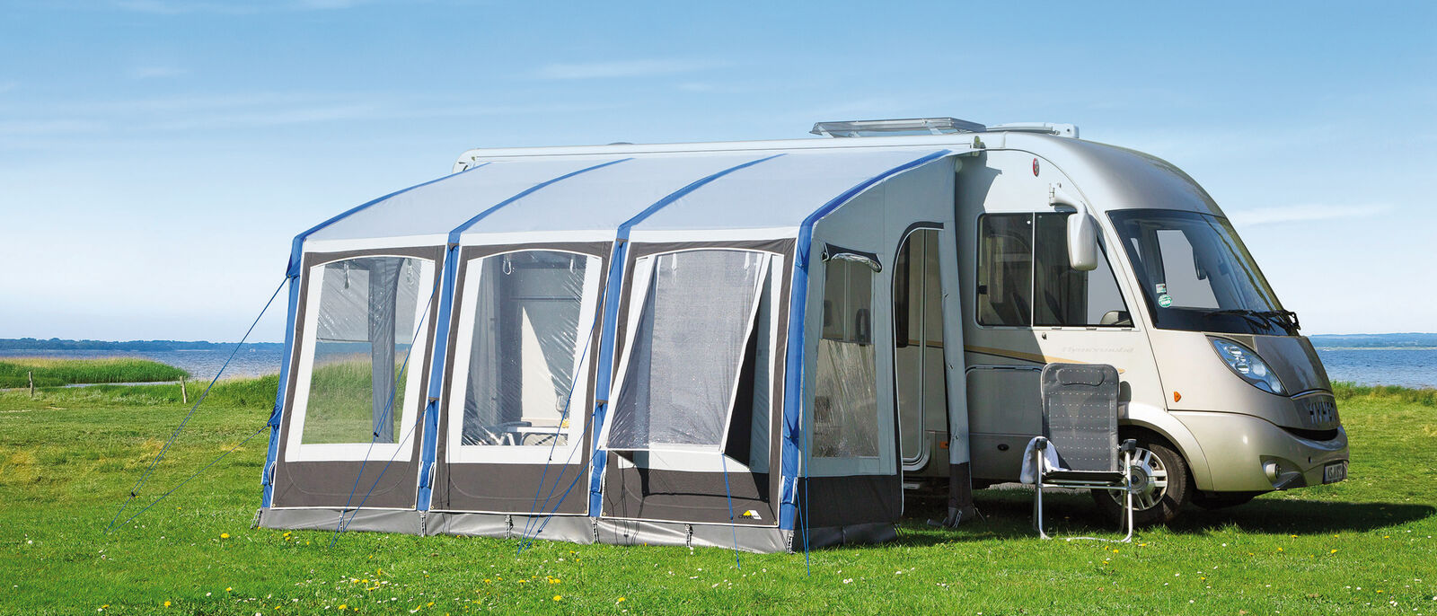 Le capot d’aération dans la paroi frontale du Space Air HQ garantit une bonne aération même en cas de pluie.